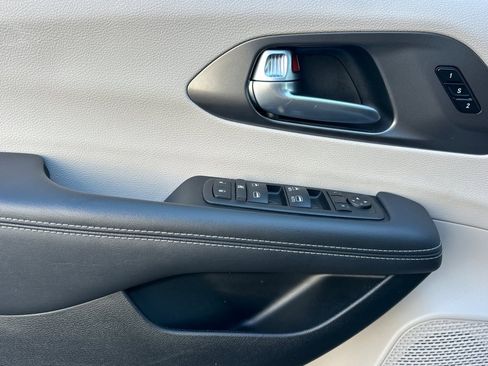 Used 2024 Chrysler Pacifica Touring-L image 10