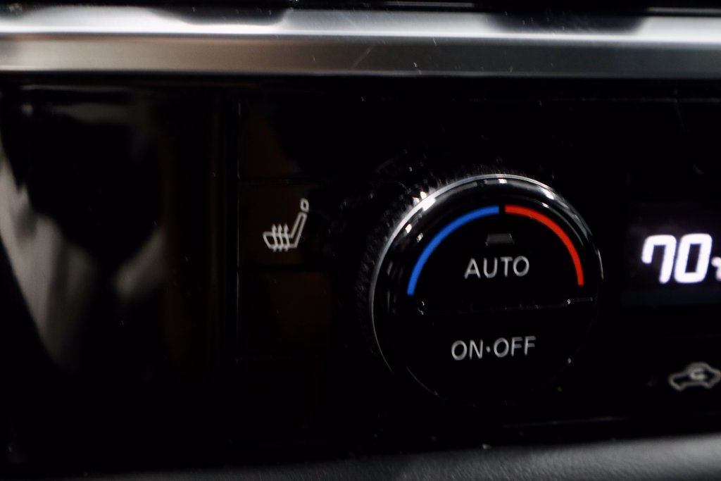 Used 2024 Nissan Pathfinder SV w/ Black Appearance Package AWD/4WD image 4