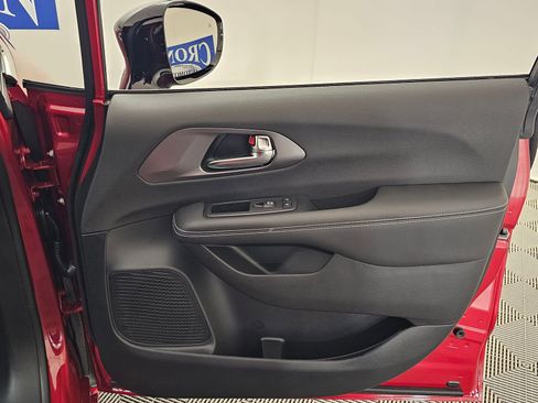 New 2026 Chrysler Pacifica Select image 32