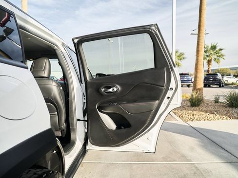 Used 2019 Jeep Cherokee Trailhawk image 15