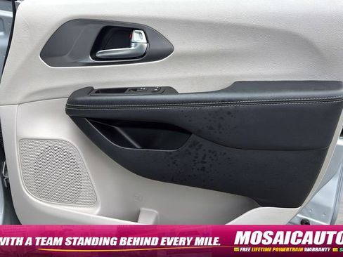 Used 2023 Chrysler Pacifica Touring-L FWD image 9