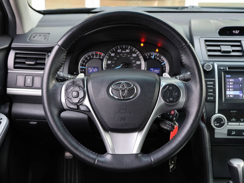 Used 2014 Toyota Camry L image 17