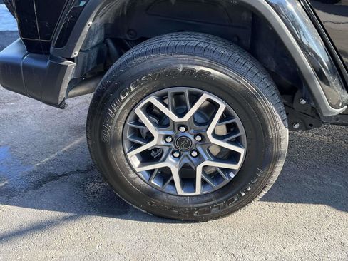 Used 2025 Jeep Wrangler Sahara image 10