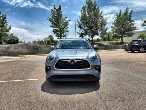 Used 2022 Toyota Highlander XLE FWD image 12