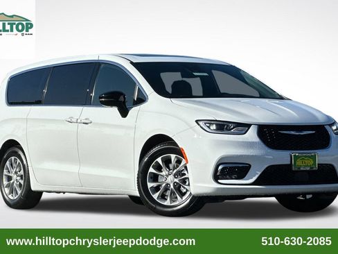 New 2026 Chrysler Pacifica Limited image 1