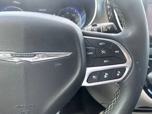 Used 2023 Chrysler Pacifica Touring-L FWD image 16