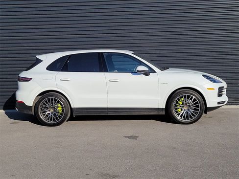 Certified 2022 Porsche Cayenne Platinum Edition image 9
