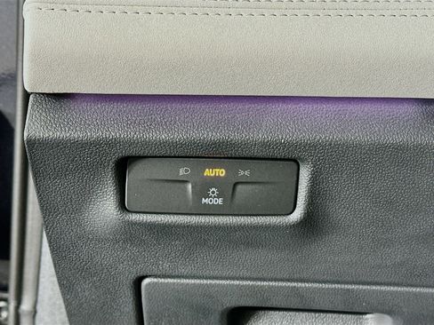 Used 2025 Volkswagen Tiguan SE image 17