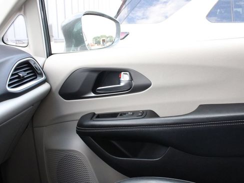 Used 2022 Chrysler Pacifica Touring-L w/ Uconnect Theater Family Group FWD image 19