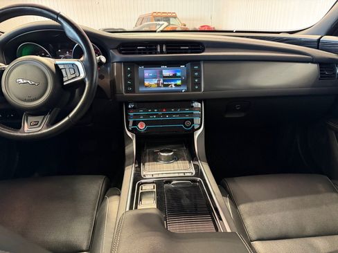 Used 2018 Jaguar XF S image 32