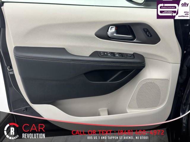 Used 2023 Chrysler Pacifica Touring-L FWD image 41