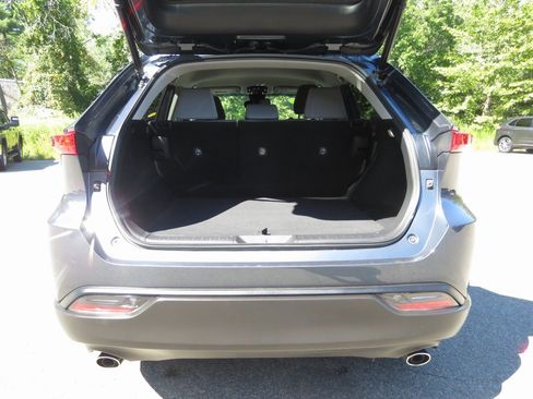 Used 2022 Toyota Venza LE image 18