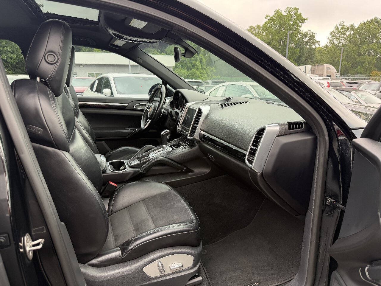 Used 2017 Porsche Cayenne Platinum Edition AWD/4WD image 13