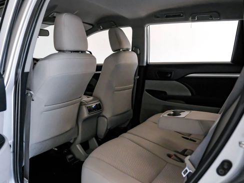 Used 2019 Toyota Highlander LE image 32