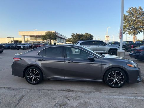 Used 2018 Toyota Camry SE FWD image 3