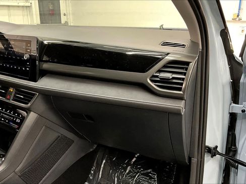 New 2026 Volkswagen Taos SE image 28
