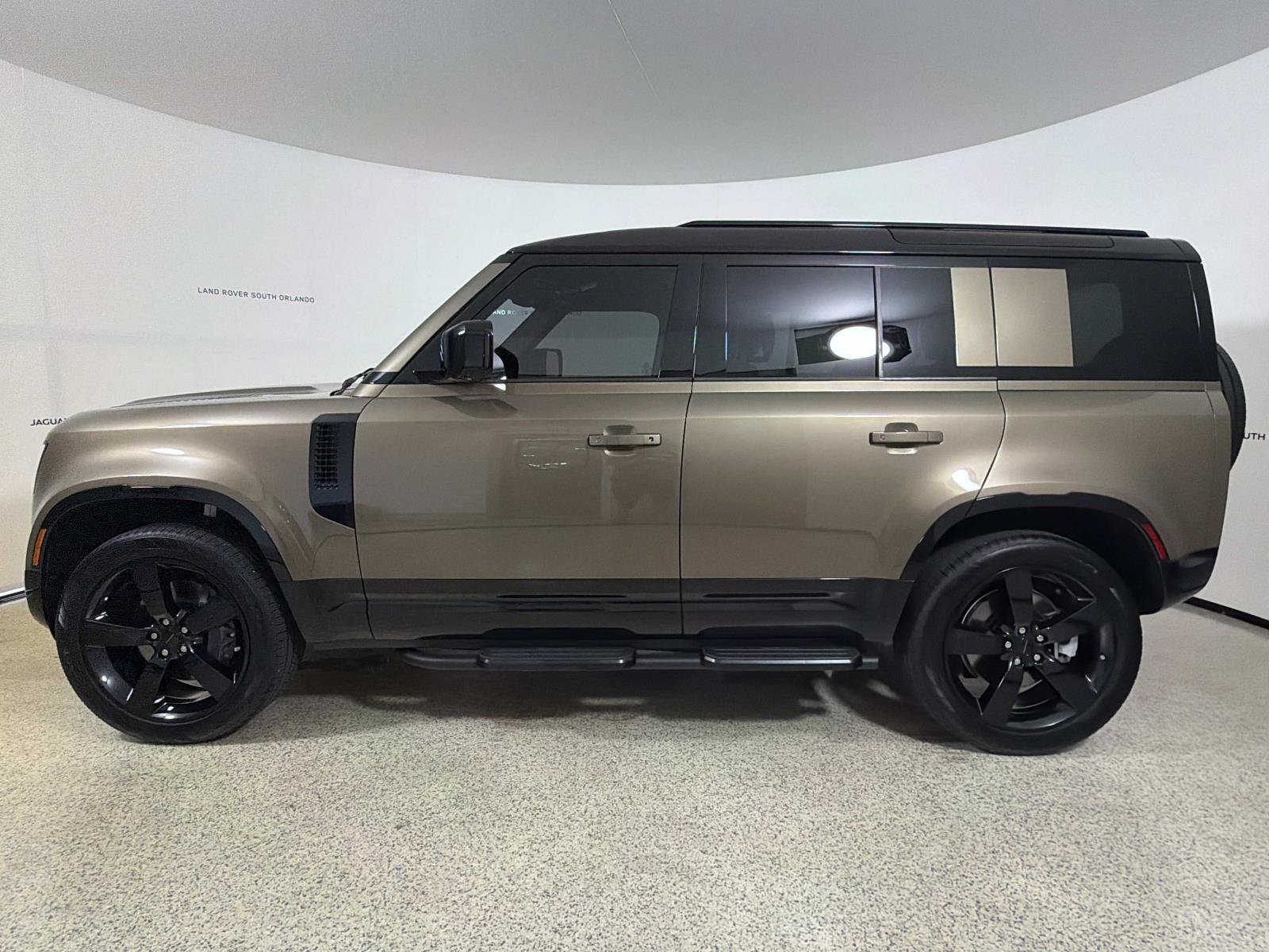 Used 2026 Land Rover Defender 110 X-Dynamic SE AWD/4WD image 2