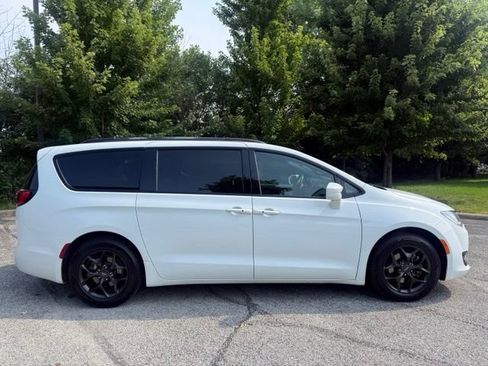 Used 2019 Chrysler Pacifica Touring-L w/ S Appearance Package FWD image 2