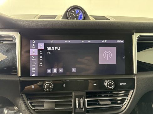 Certified 2024 Porsche Macan AWD/4WD image 28