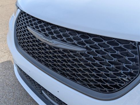 Used 2024 Chrysler Pacifica Touring-L w/ S Appearance Package image 35