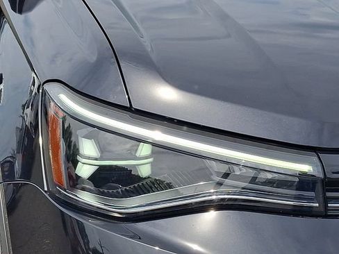 Used 2025 Volkswagen Taos SE w/ Panoramic Sunroof Package AWD/4WD image 9