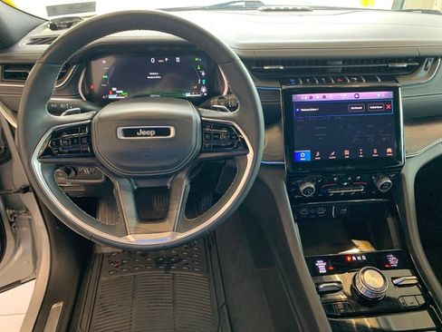 Used 2023 Jeep Grand Cherokee Overland w/ Luxury Tech Group IV AWD/4WD image 4