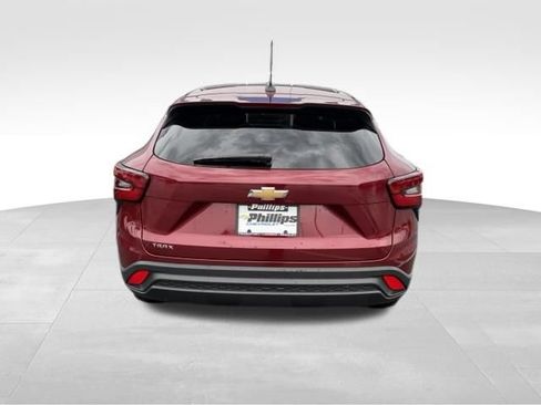 Used 2024 Chevrolet Trax LS w/ LS Convenience Package FWD image 11
