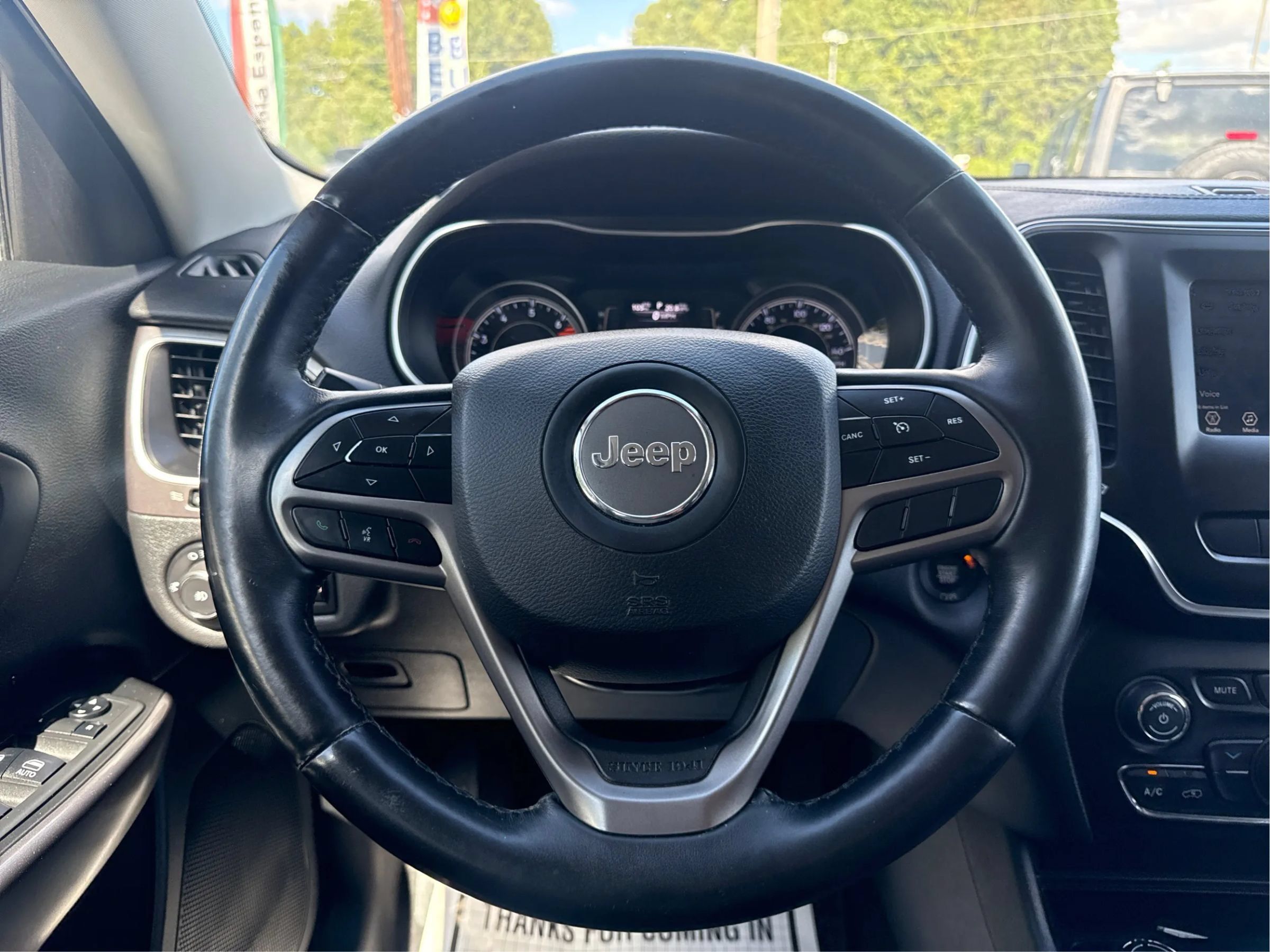 Used 2019 Jeep Cherokee Latitude Plus w/ Cold Weather Group AWD/4WD image 17