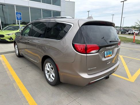 Used 2017 Chrysler Pacifica Touring-L Plus FWD image 3
