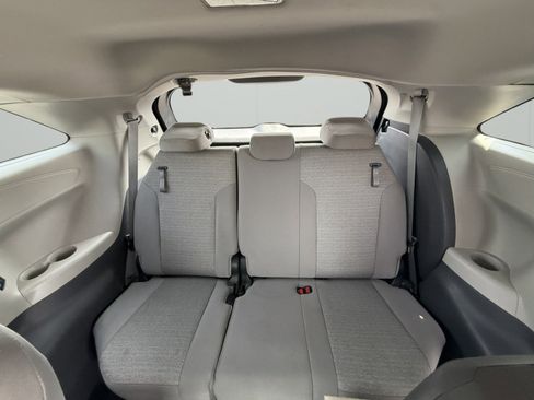 Used 2022 Toyota Sienna LE image 11