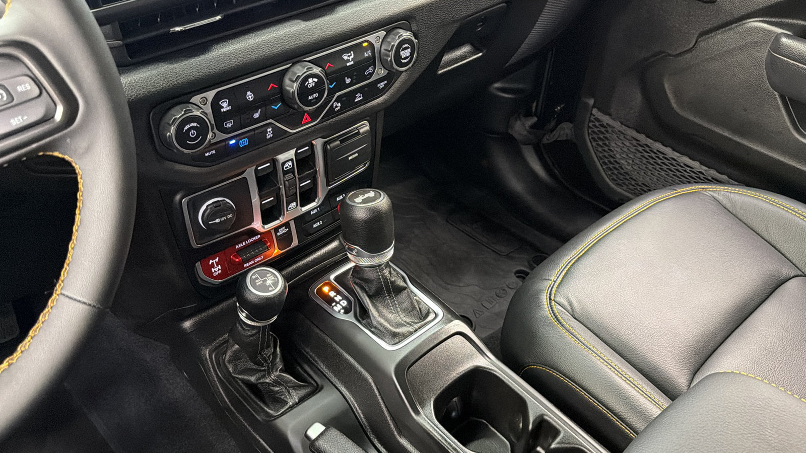 Used 2024 Jeep Wrangler Unlimited AWD/4WD image 36