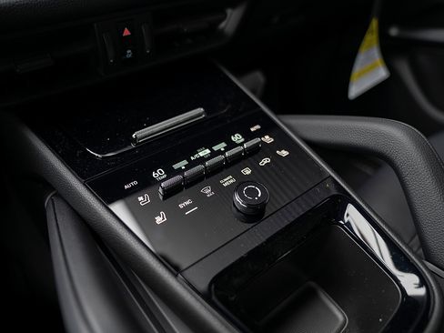 Used 2025 Porsche Cayenne Coupe image 15