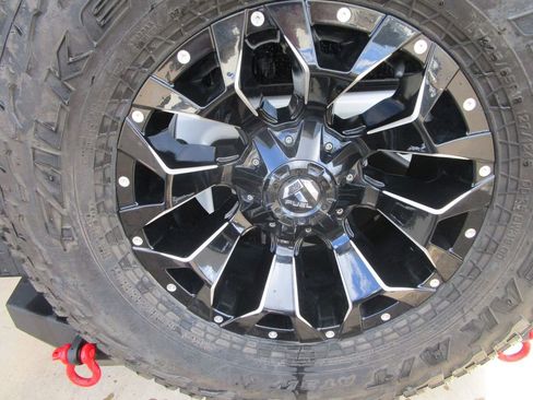 Used 2017 Jeep Wrangler Unlimited Sahara w/ Connectivity Group image 14