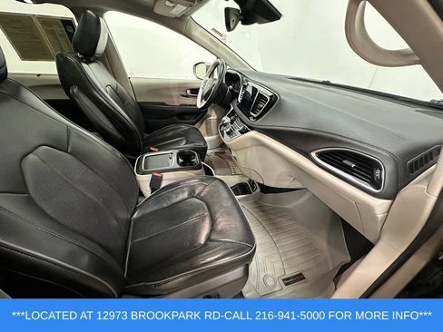 Used 2018 Chrysler Pacifica Limited FWD image 26