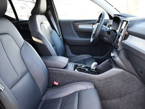 Certified 2025 Volvo XC40 B5 Plus image 24