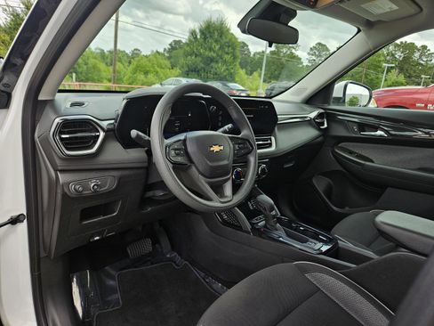 Used 2025 Chevrolet TrailBlazer LT AWD/4WD image 18