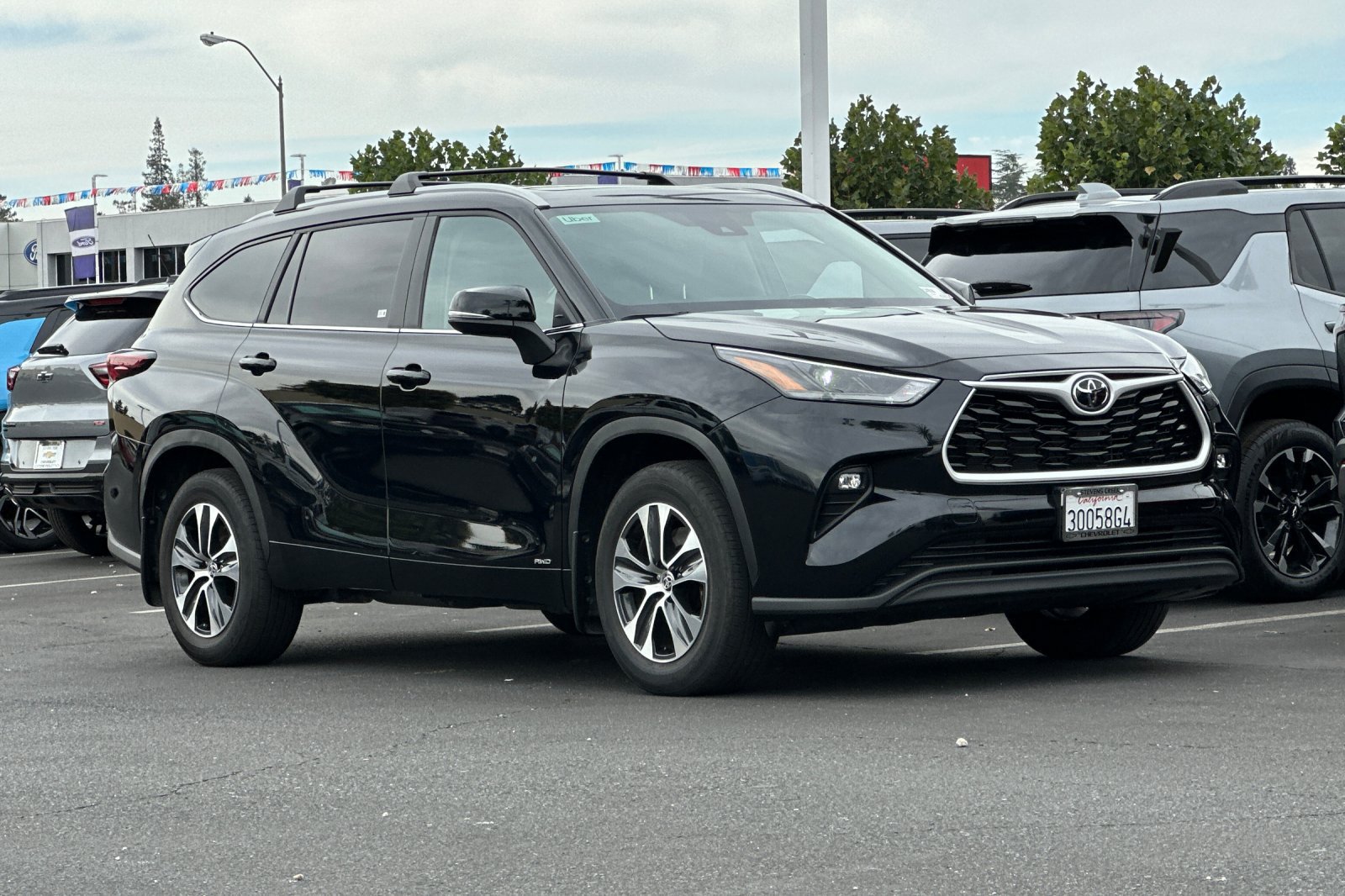 Used 2025 Toyota Highlander XLE AWD/4WD image 2