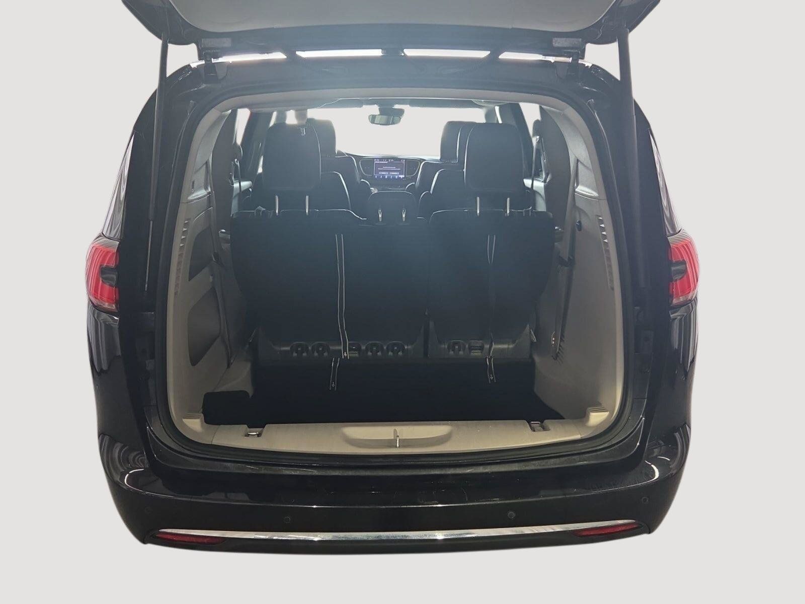 Used 2023 Chrysler Pacifica Touring-L FWD image 11