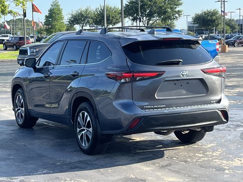 Used 2024 Toyota Highlander XLE FWD image 8