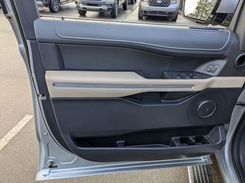 Used 2022 Ford Expedition Max Limited image 15