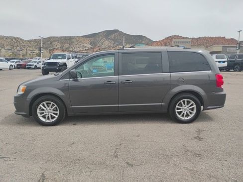 Used 2019 Dodge Grand Caravan SXT image 4