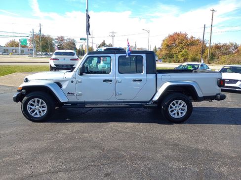 Used 2023 Jeep Gladiator Sport image 4