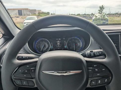 Used 2025 Chrysler Pacifica Limited FWD image 28