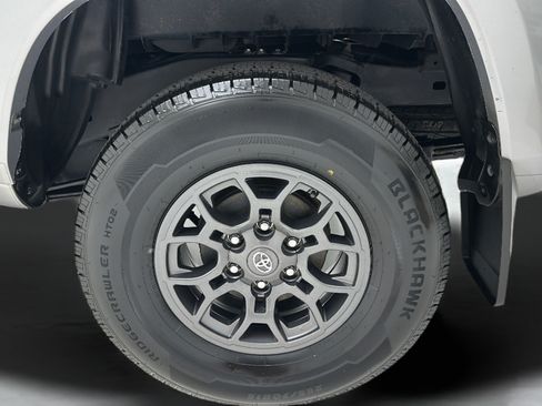 Used 2018 Toyota Tacoma SR5 AWD/4WD image 9