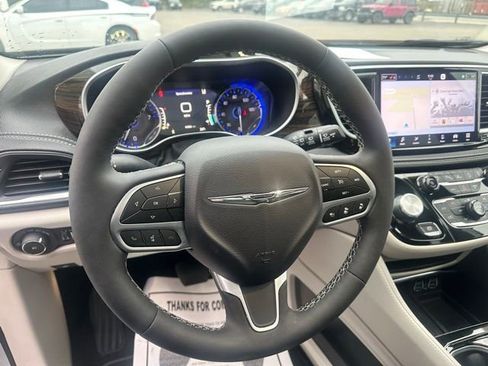 Used 2024 Chrysler Pacifica Limited FWD image 27