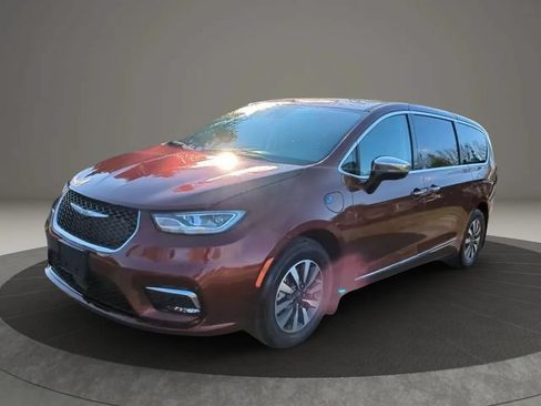 Used 2023 Chrysler Pacifica Limited FWD image 3