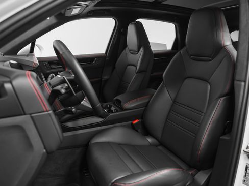 Certified 2025 Porsche Cayenne GTS AWD/4WD image 5
