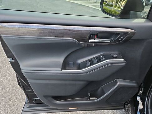 New 2025 Toyota Highlander Platinum image 19