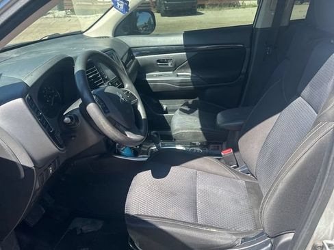 Used 2019 Mitsubishi Outlander ES AWD/4WD image 2