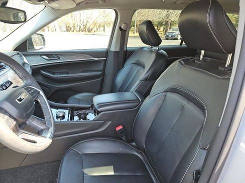 Used 2023 Jeep Grand Cherokee L Limited w/ Black Appearance Package image 19